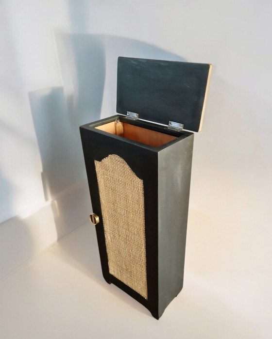 Image 1 of Bijzettafel van geverfd hout met rieten vlechtwerk - geïnspireerd op de Art Deco-stijl.