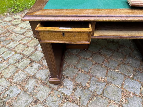 Image 1 of Scrivania da ministro/a per partner, 160x120 cm, mogano e rovere. 15 cassetti. Inglese.