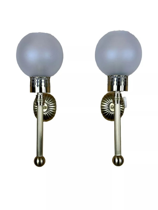 2 lámparas de pared de los años 60 y 70, de cristal y latón, con diseño espacial.