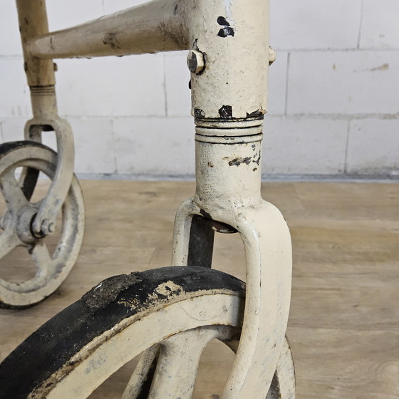 Image 1 of Chariot de service vintage en métal, grand format, pour hôpital, linge, soins infirmiers, thé ou boissons.