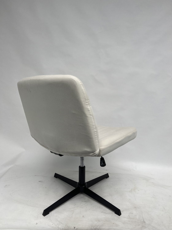 Image 1 of Sedia Buckitbow in velluto bianco