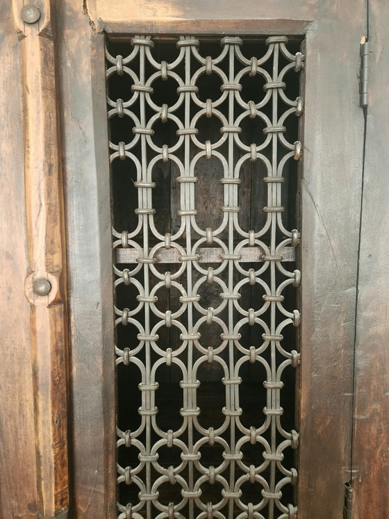 Massiver Kolonialer Antiker Holzschrank Mit Geschnitzten Türen Und Eisengitter Handgeschmiedet, Unikat, (photo 10 of 15)
