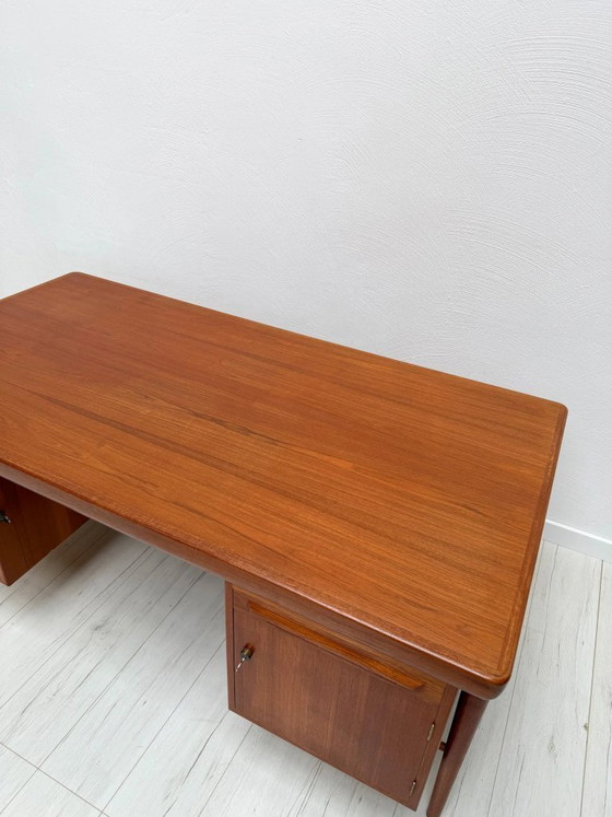 Image 1 of Vintage Deens design teakhouten directiebureau van Ib Kofod-Larsen, mid-century modern schrijfbureau, jaren 60