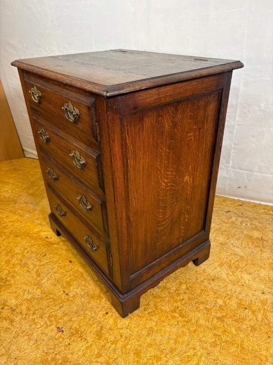 Image 1 of Vintage platenkast in antieke stijl – ladekast, circa 1970. Een charmante en bijzondere vintage platenkast, ontworpen om...