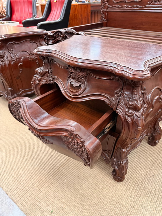 Lit King Size Néo-Baroque richement sculpté avec tables de chevet assorties – Meubles, Wood (photo 4 of 10)