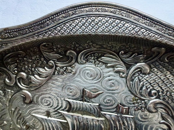 Image 1 of Decoratief verzilverde schaal met een gedetailleerde reliëfvoorstelling.