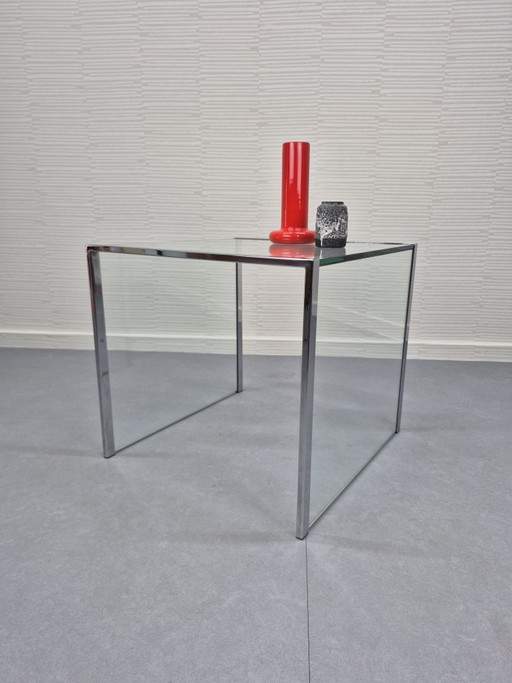 Table d'appoint vintage en chrome et verre, minimaliste.