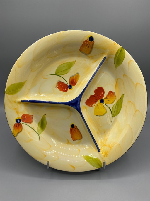 Grande piatto da portata in ceramica con scomparti, decorato con motivi floreali di viole del pensiero e blu cobalto.