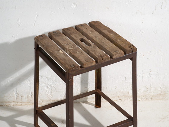Antique industrial stool in pine wood and iron – Central Europe, circa 1950 – Industrieel (photo 14 of 40)