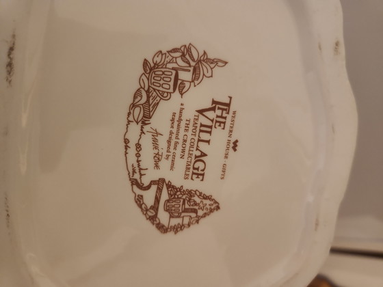 Image 1 of Zeldzame Vintage Annie Rowe Theepot – "The Crown" (The Village Collectables)