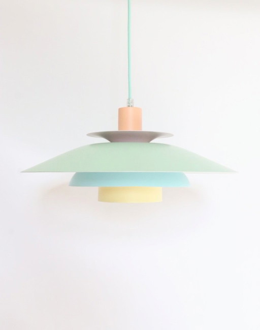 Lámpara colgante danesa vintage en colores pastel, estilo retro de mediados de siglo.