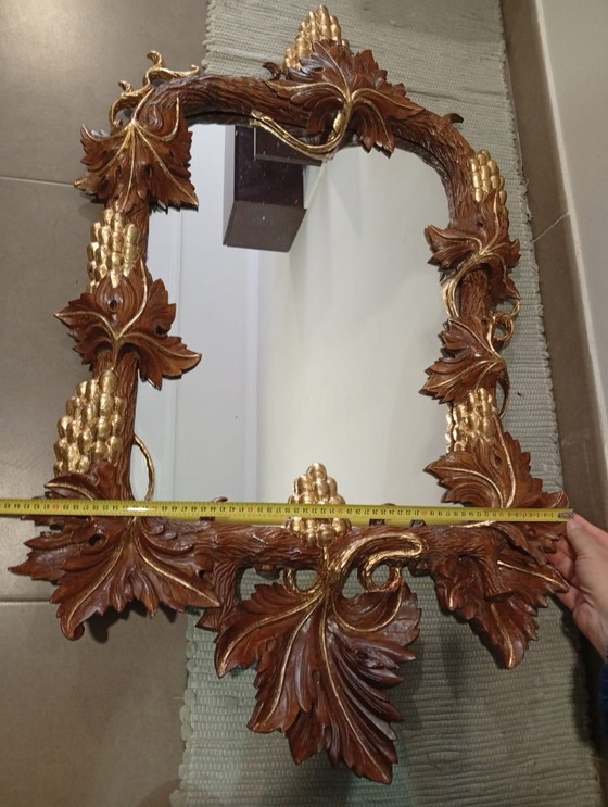 Image 1 of Belangrijke en spectaculair gebeeldhouwde wijnkelderspiegel