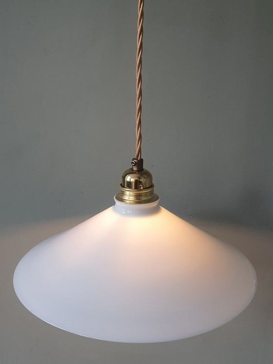 Image 1 of Lampada a sospensione vintage in vetro opalino, stile da banchiere o da calzolaio.