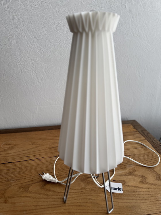 Image 1 of Vintage tafellamp jaren 80 wit met kunststof geplooide kap