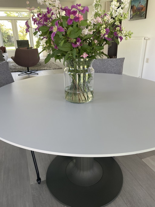 Leolux Columnia tafel 