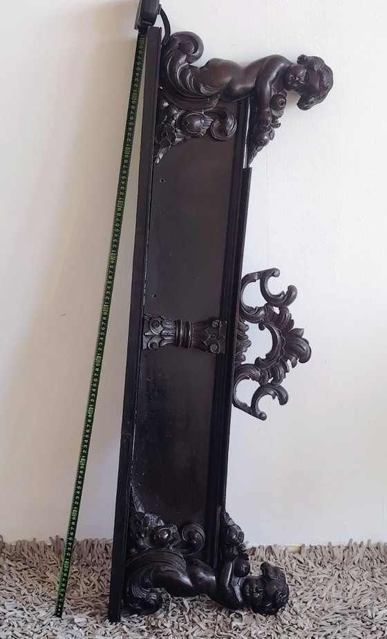 Image 1 of Panneau ancien en bois sculpté représentant un chérubin.
