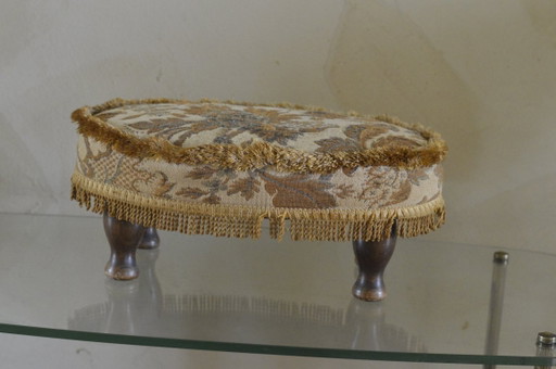 Reposapiés o taburete antiguo de madera