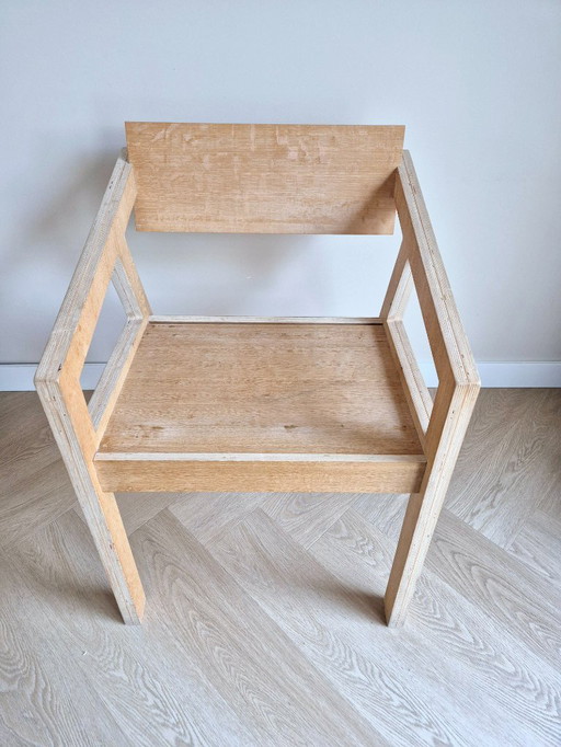 Minimalistischer Holzstuhl