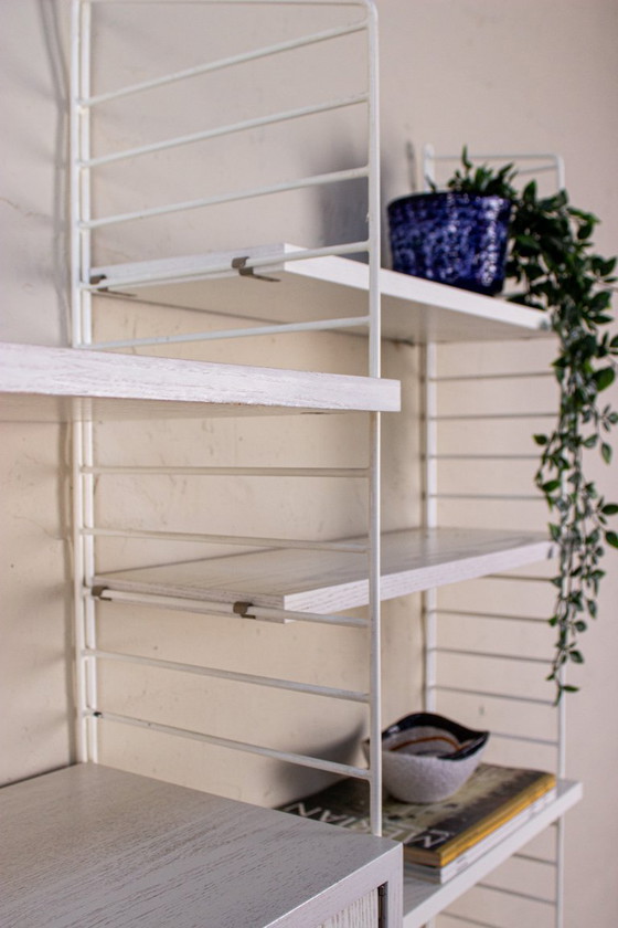 Image 1 of Buffet vintage original Nisse String Shelf blanc style milieu du siècle