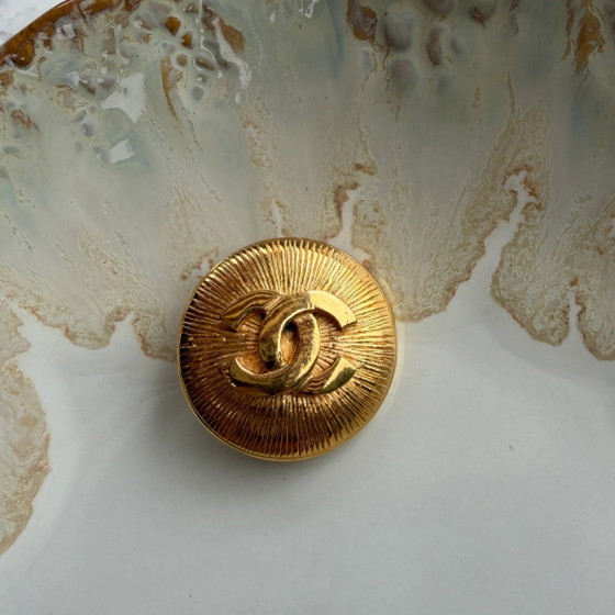 Chanel round CC logo brooch 24k gold-plated – Decorative Objects, Vintage (photo 5 of 9)