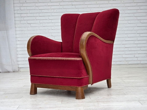 Image 1 of Fauteuil danois des années 1960, revêtement en velours rouge, bois de chêne.
