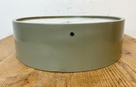 Image 1 of Grijze industriële fabriekswandklok van Pragotron, jaren 60