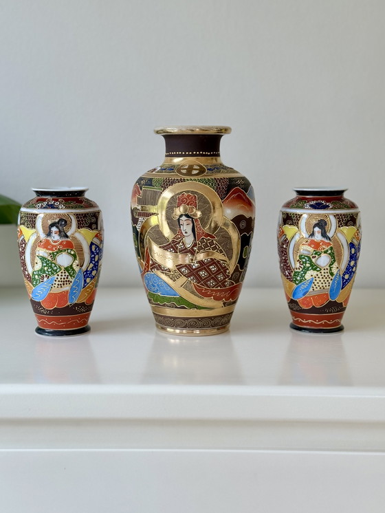 Image 1 of Vase ancien japonais de style Satsuma - avec accents dorés et décor de Geisha