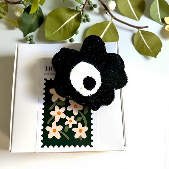 Image 1 of Broche fleur noire en bois faite à la main style Marimekko