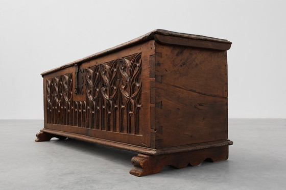 Image 1 of Raro Gran arcón gótico del siglo XVI tallado en roble macizo, Francia