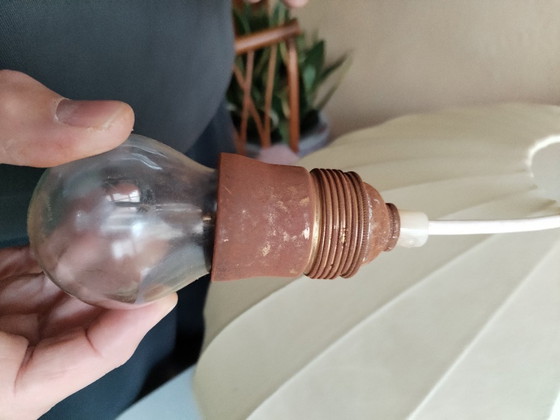 Image 1 of Grote Cocoon tafel-/vloerlamp met gouden rand (55 cm) – jaren 60 – toegeschreven aan Wauer – zeldzame grote versie