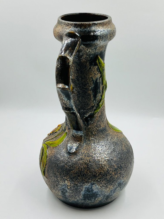 Image 1 of Grande vaso vintage con rilievi floreali.