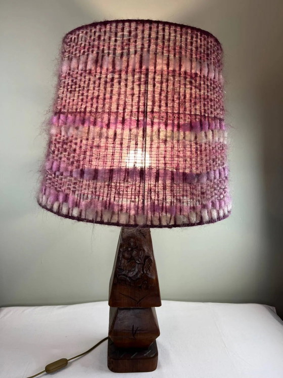 Skulptierte Holz-Tischlampe, Woll-Lampenschirm. – Tischlampen, Wool, Wood, Brutalist (photo 3 of 19)