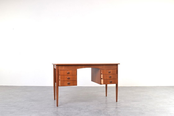 Image 1 of Deens teakhouten bureau uit het midden van de 20e eeuw, jaren 60.