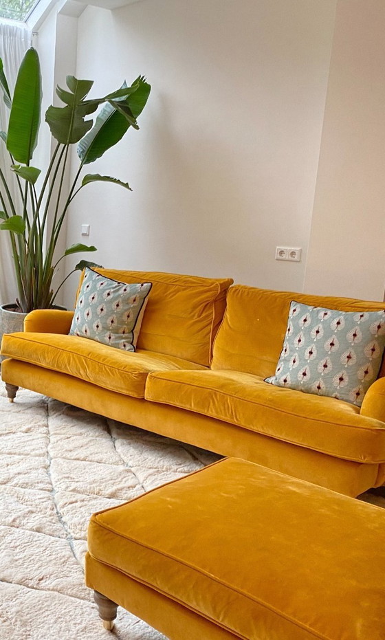 Image 1 of Splendido divano a 3 posti di Sofa.com in velluto color caramello, completo di pouf.