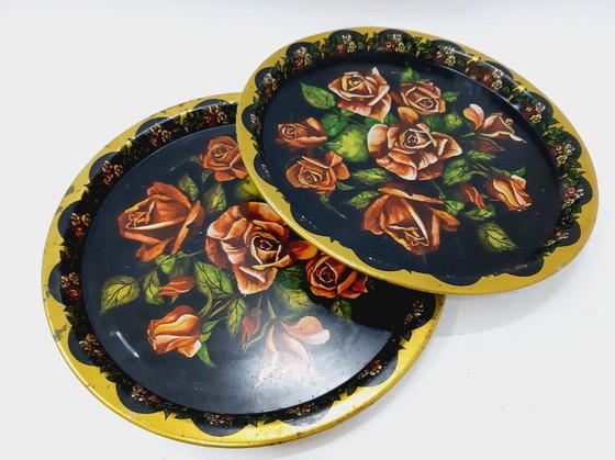 Image 1 of Due vassoi da portata in latta vintage uguali