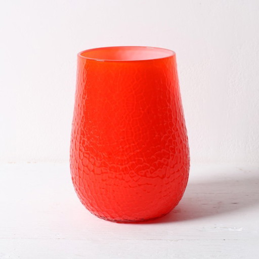 Vaso Mid-Century moderno rosso martellato: vetro svedese Elme Glasbruk, anni '60