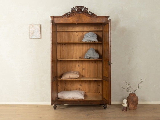 Antieke kast met twee deuren en houtsnijwerk. – Kasten, Wood (photo 2 of 7)