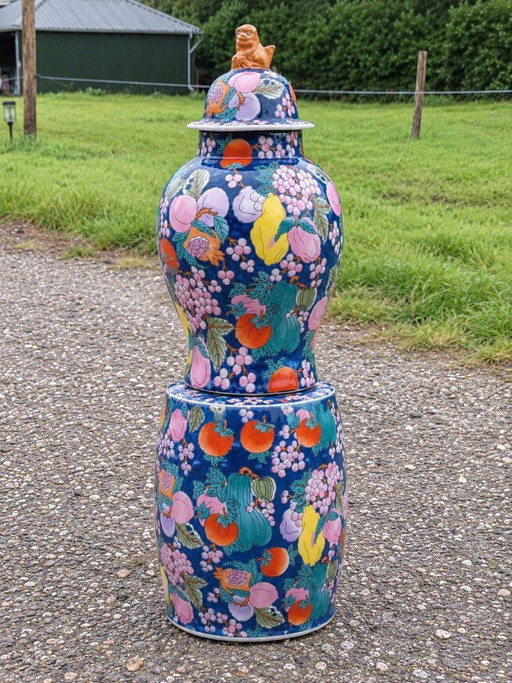 Jarrón/maceta de porcelana china de colores con taburete a juego.