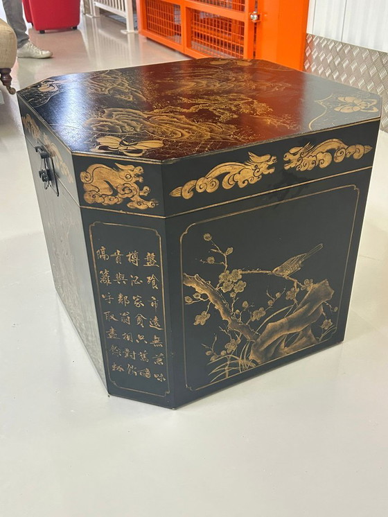 Image 1 of Zwei antike asiatische achteckige Lacktruhen mit goldfarbenen Abbildungen.