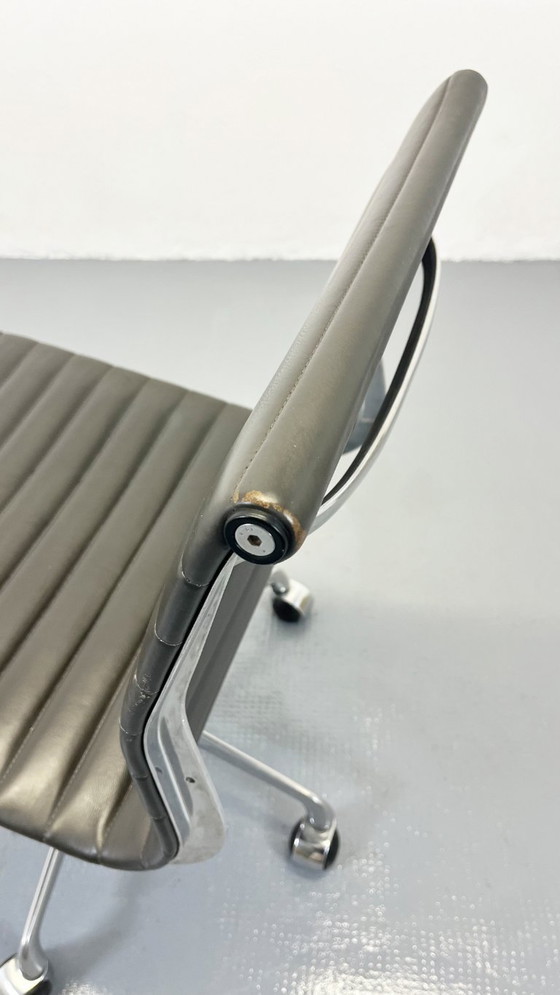 Image 1 of Chaises de bureau Ea117 Icf Sièges Charles & Ray Eames