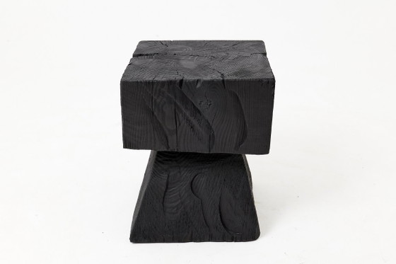 Image 1 of Rustieke, sculpturale bijzettafel/kruk, gebrand zwart eikenhout, gesneden, uniek, Logniture