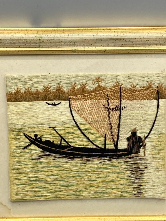 Ricamo di seta vietnamita – Pescatore con grande rete sul Mekong – c. – Dipinti e disegni, Silk (photo 2 of 8)