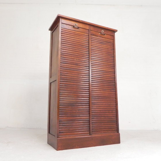 Image 1 of Armadio in rovere con serranda avvolgibile a 2 ante, alto 150 cm, anni '30.