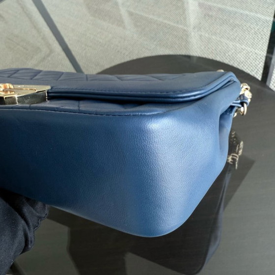Image 1 of Chanel Chic With Me Medium - Lamsvacht gewatteerd 25 cm Marineblauw Goudkleurige hardware Serie 18