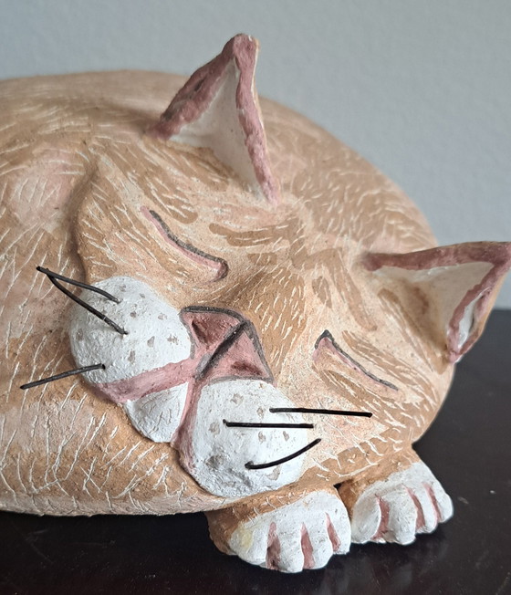 Image 1 of Sculpture en céramique d'un chat enroulé sur lui-même