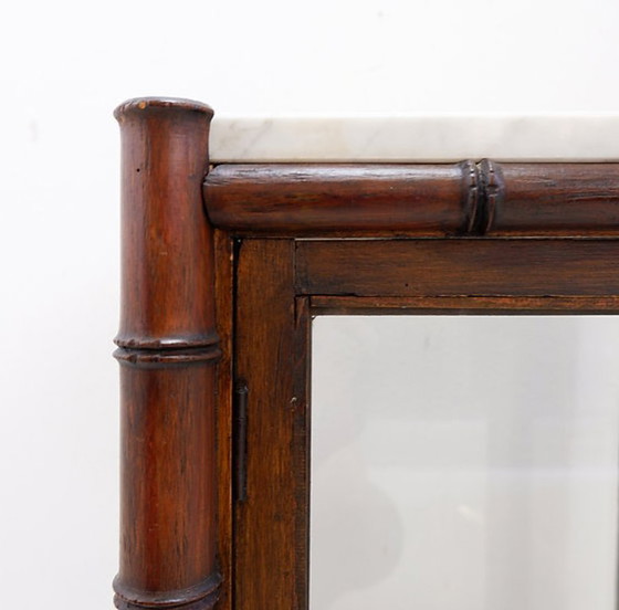 Image 1 of Vitrina de estilo de mediados de siglo con cristal y mármol efecto bambú.