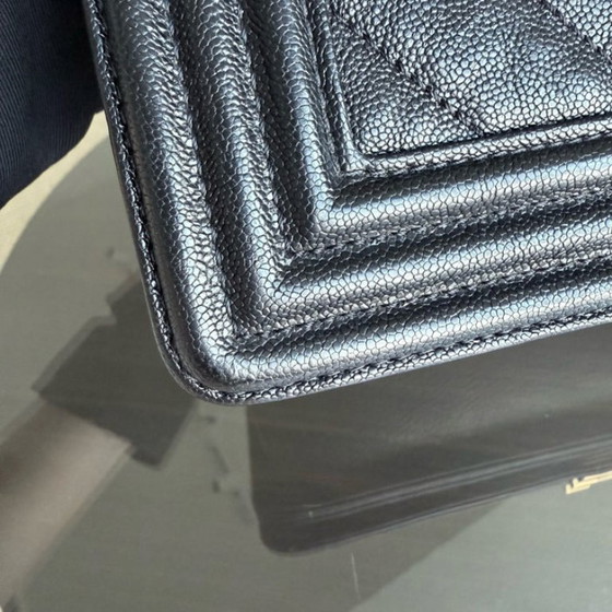 Image 1 of Chanel Boy Medium - Caviale 25 cm Chevron Nero Hardware Oro