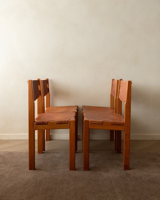 Image 1 of Brutalistische eetkamerstoelen van iepenhout en leer van Maison Regain, jaren 70, set van 4
