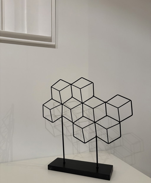 Scultura moderna in filo metallico