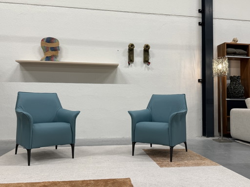 2 Leolux Mayuro armchairs blue leather